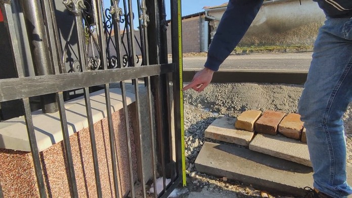 Miestnym ostal pred bránami viac ako polmetorvý zráz.
