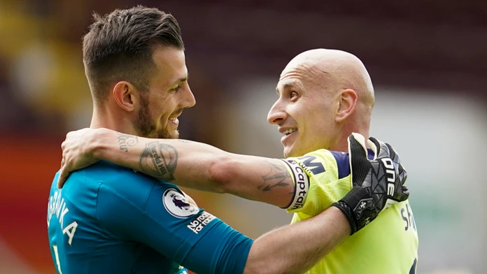 Martin Dúbravka a spoluhráč Jonjo Shelvey z Newcastle United.