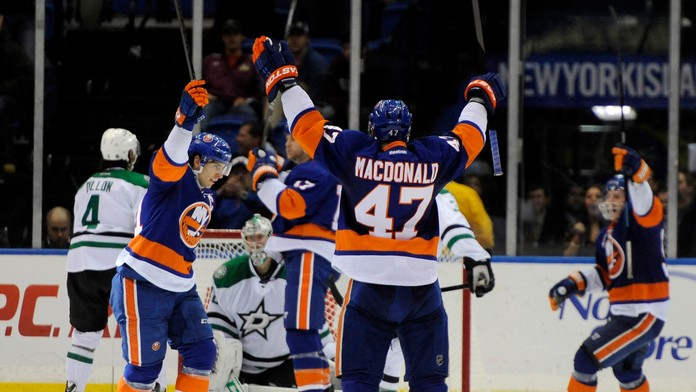 John Taveres (druhý zľava) a spoluhráči z New Yorku Islanders sa tešia z gólu.
