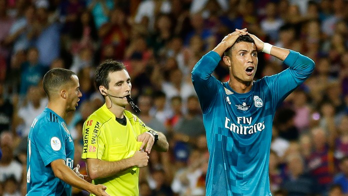 Cristiano Ronaldo (vpravo) z Realu Madrid reaguje po tom, čo rozhodca Ricardo de Burgos mu dal žltú kartu.