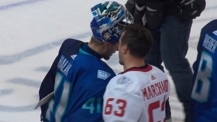 Brankár Tímu Európy Jaroslav Halák si podáva ruku s autorom víťazného gólu Kanady Bradom Marchandom. 