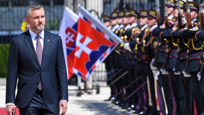Slávnostné odovzdanie paláca a prehliadka stráže.