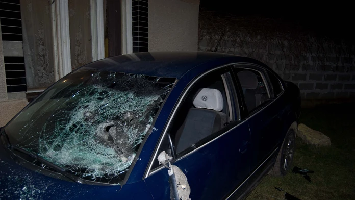 Rozbité auto sekerou.jpg