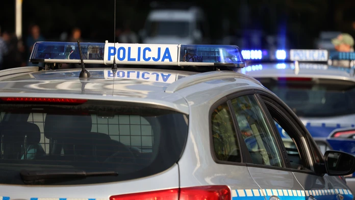 Vletel do ľudí stojacich na zastávke. Tragická nehoda v Poľsku si vyžiadala dve obete a niekoľko zranených