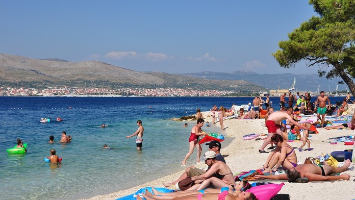 Ľudia na jednej z chorvátsky pláží.