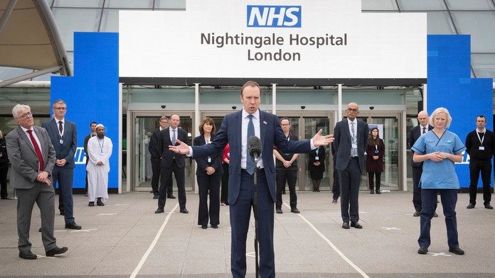 Na snímke personál FNsP počas kontroly všetkých osôb vstupujúcich do areálu nemocnice v Žiline.