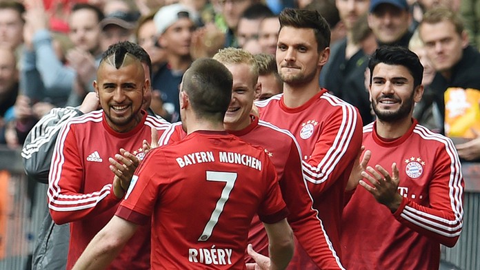 Hráč Bayernu Mníchov Franck Ribéry (druhý vľavo) sa raduje so spoluhráčmi z gólu.