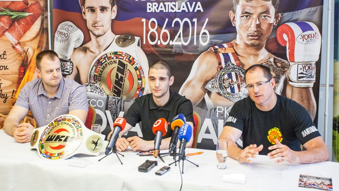 Zľava Rastislav Borsík, boxer Marco Novák a tréner František Starý.