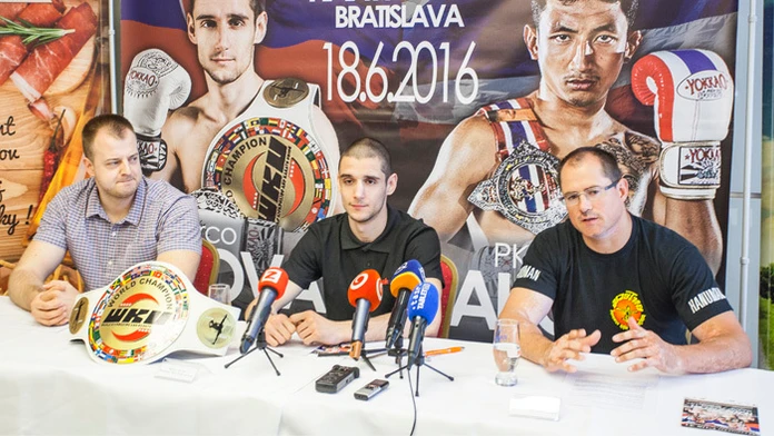 Zľava Rastislav Borsík, boxer Marco Novák a tréner František Starý.