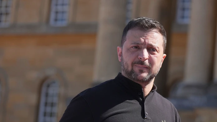 Ukrajinský prezident Volodymyr Zelenskyj prichádza na štvrtý summit Európskeho politického spoločenstva na juhu Británie.