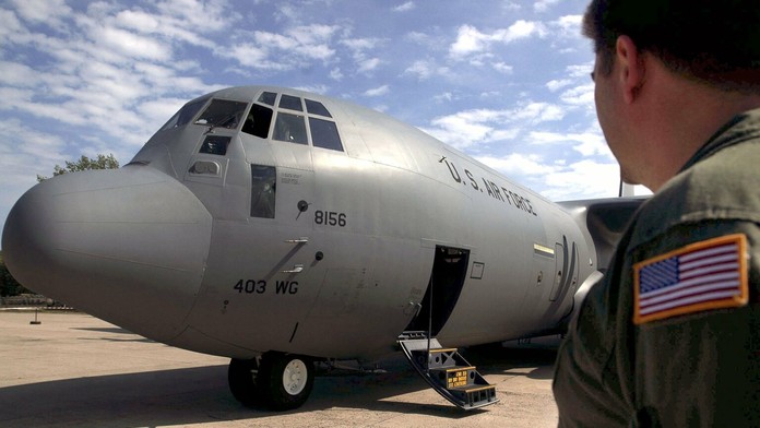 Vojenské dopravné lietadlo C-130J-30 Hercules amerického výrobcu Lockheed Martin na vojenskom letisku v Kuchyni. (2006)
