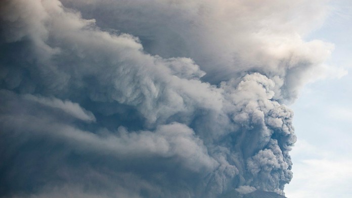 Portorická vlajka a pod ňou transparent so sloganom z volebnej kampane Donalda Trumpa..jpg