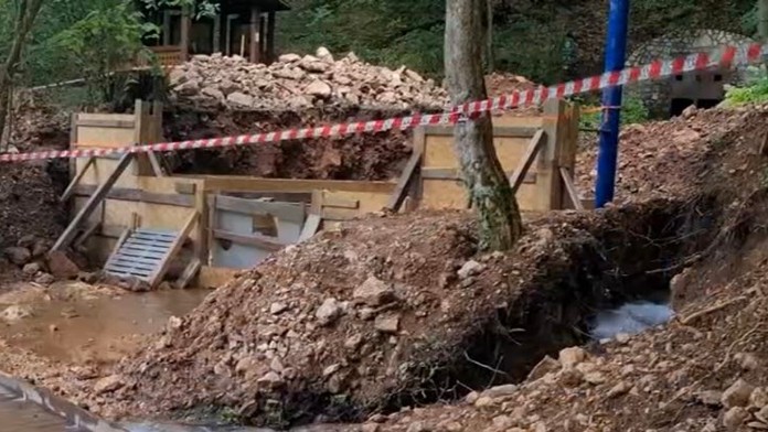 Vážne až fatálne poškodené pramene pri Krásnohorskej jaskyni. Odborníci reagujú na zásah SHMÚ