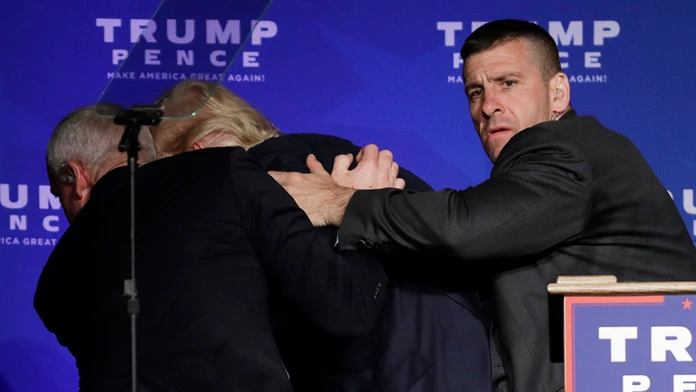 Tajní agenti odvážajú Donalda Trumpa do bezpečia na mitingu v Reno.
