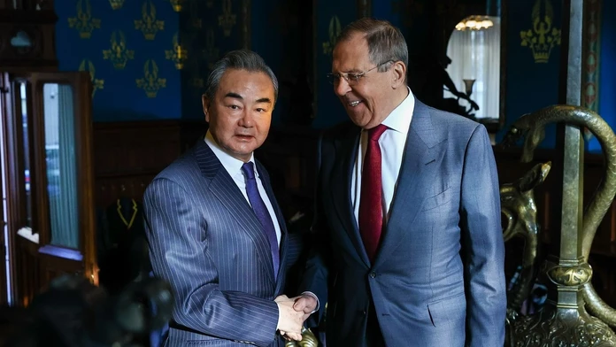 Peking ponúka mierový plán na ukončenie vojny, čínske zbrojovky medzitým dohadujú dodávky zbraní pre Rusko