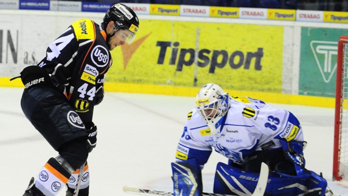 Gabriel Spilar (HC Košice) a Dušan Sidor (brankár HK Poprad) - 1