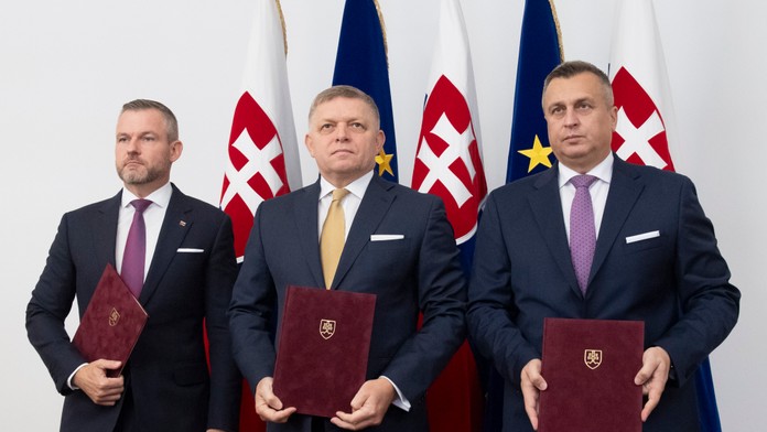 Na snímke zľava Peter Pellegrini, Robert Fico a Andrej Danko