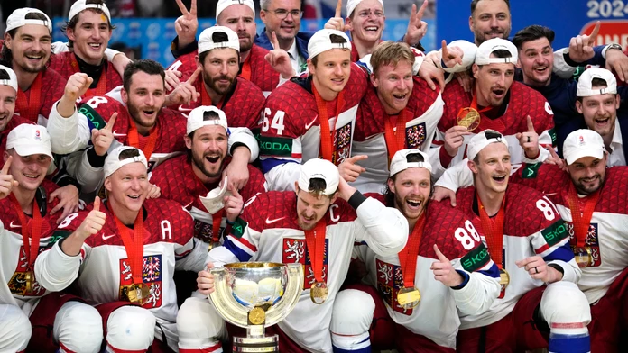 Českí hokejisti pózujú s trofejou po výhre vo finálovom zápase Česká republika - Švajčiarsko