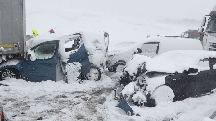 Pri reťazovej nehode bolo poškodených 50 áut.