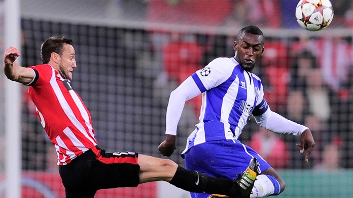 Archívna snímka hráča FC Porto Jacksona Martineza (vpravo) a hráč Athletica Bilbao Carlos Gurpegi.