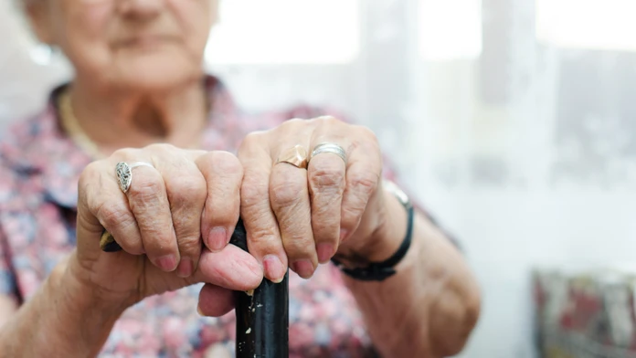 Dôchodcovia aj pred Vianocami vyhadzujú z okna igelitky plné peňazí prefíkaným podvodníkom. Tu sú dva nové prípady