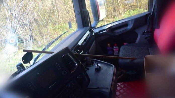 Kovová tyč prerazila čelné sklo kamióna 