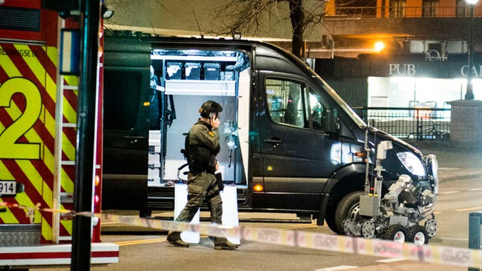 Policajt v Oslo na mieste nájdenia výbušniny.