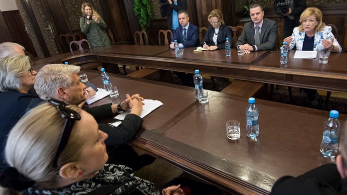 Signatári výzvy Žiadame okamžitý kultúrny reparát! a ministerka kultúry Ľubica Laššáková.