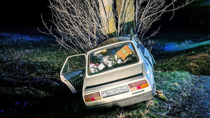 Ďalšia tragická nehoda: Pri obci Nesvady vyhasol život 18-ročného vodiča