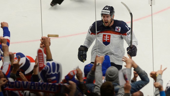 Andrej Meszároš hecuje fanúšikov po vyrovnávajúcom góle.