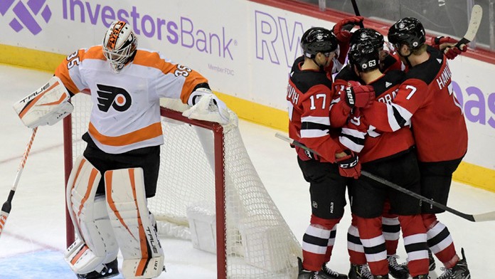 Hokejisti New Jersey Devils sa tešia po strelení gólu.