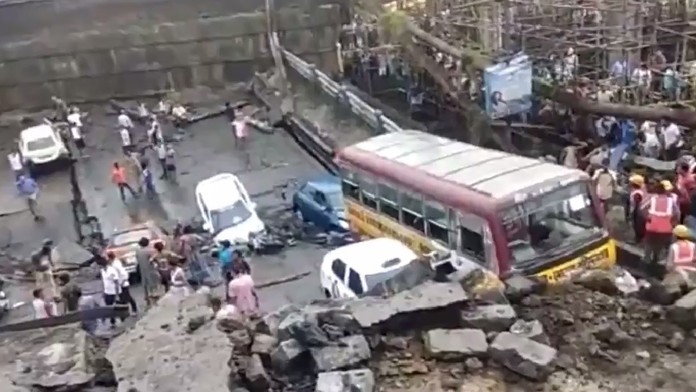 Zrútený diaľničný nadjazd v Indii