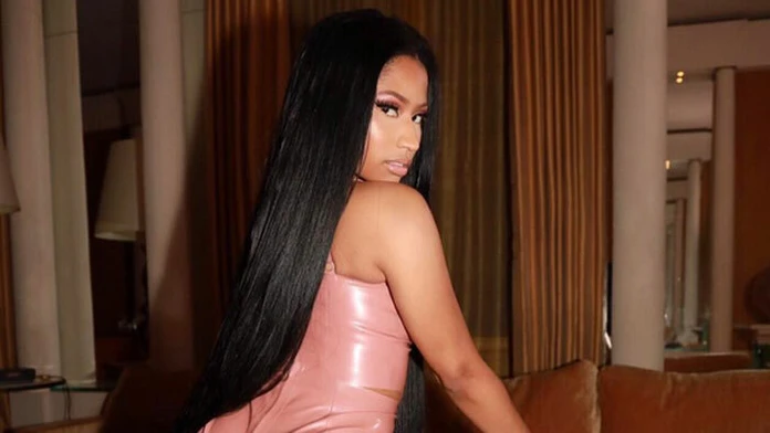 Nicki Minaj v miniatúrnom kostýme