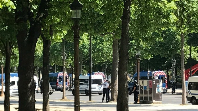 Na mieste prebieha policajná operácia.