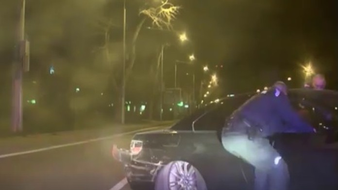 Vodičku vytiahli policajti z auta.