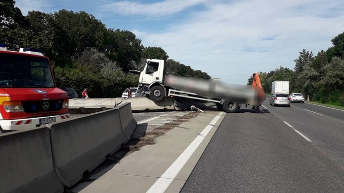Opitý vodič nákladiaka bez vodičáku prerazil na D1 pri Trnave stredové zvodidlá