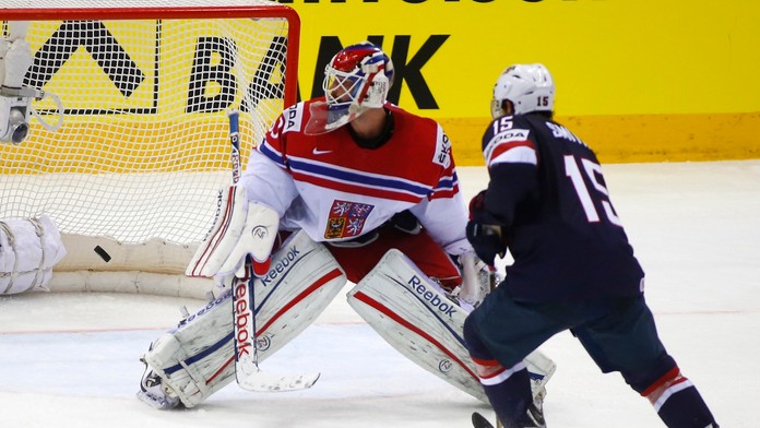 Český brankár Alexander Salák dostáva gól po strele Tylera Johnsona z USA (nie je na snímke) vo štvrťfinálovom zápase na majstro