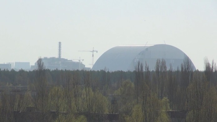 Sarkofág chrániaci vybuchnutý reaktor Černobyľu.