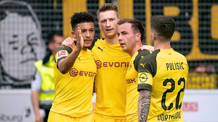 Zľava Jadon Sancho, Marco Reus, Mario Götze a Christian Pulisic z Dortmundu oslavujú gól na pôde Freiburgu.
