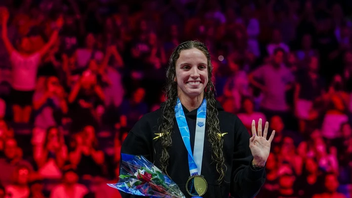 Na snímke americká plavkyňa Regan Smithová sa raduje po víťazstve vo finále na 100 metrov znak.