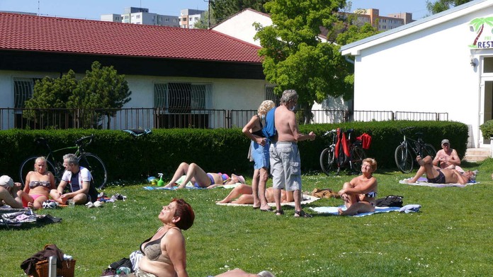 Seniori sa opaľujú bez rúšok na Veľkom Draždiaku