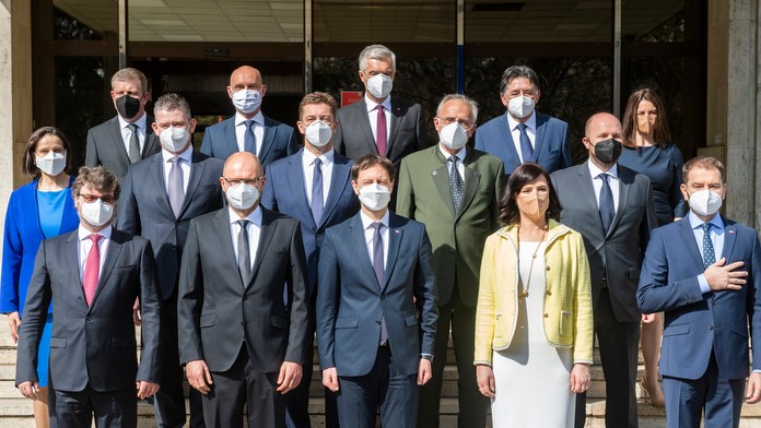 Spoločné fotenie novej vlády E. Hegera na Úrade vlády SR