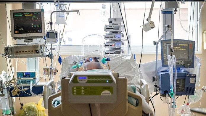 Messi odchádza do šatne po červenej karte..jpg