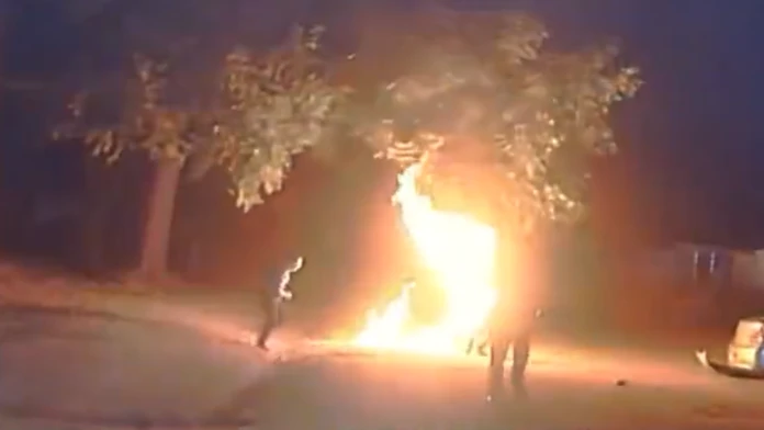 VIDEO: Americkí policajti prenasledovali motorkára. Nešťastnou náhodou ho zapálili