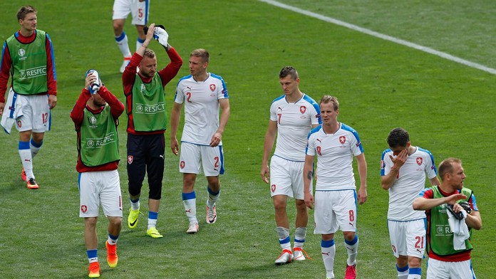 Sklamaní českí reprezentanti po prehre 0:1 so Španielskom na ME vo Francúzsku.