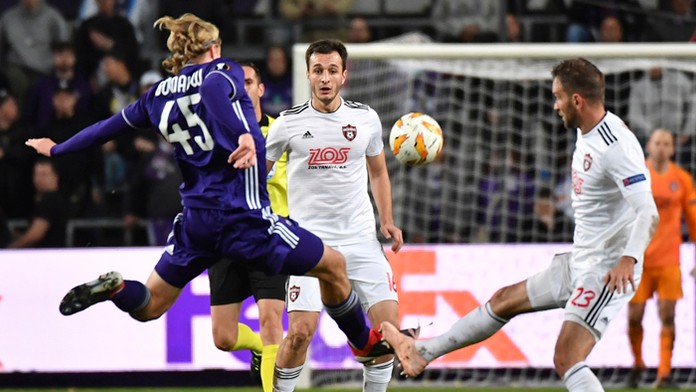 Sebastiaan Bornauw (vľavo) z Anderlechtu a Marek Bakoš (vpravo) zo Spartaku Trnava.