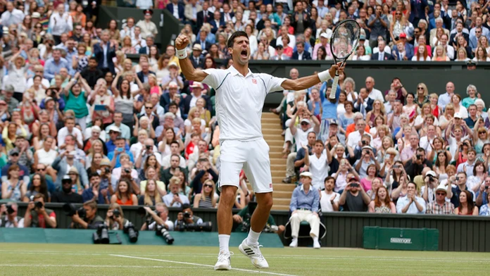 Novak Djokovič sa raduje po obhajobe wimbledonského titulu.