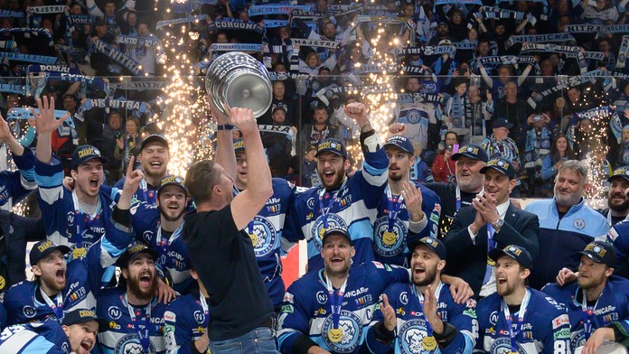 Tréner Nitry Antonín Stavjaňa dvíha nad hlavu majstrovskú trofej počas osláv titulu.