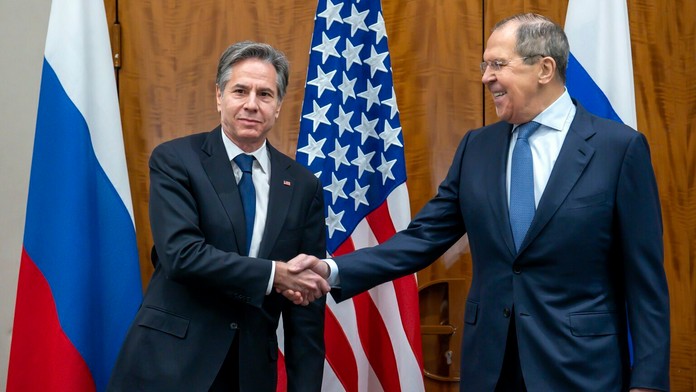 Zľava Antony Blinken a Sergej Lavrov.