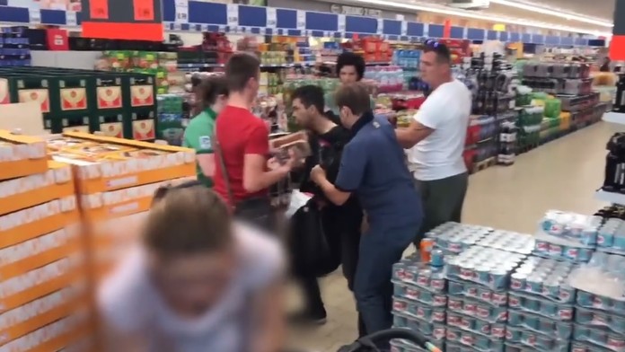 Muž mal kradnúť v obchode.